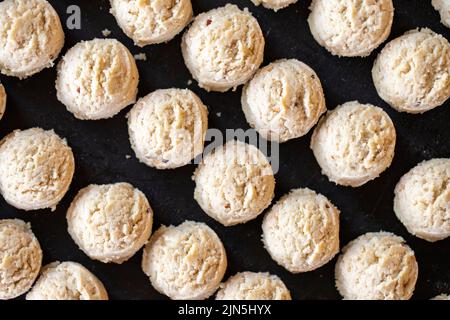 Biscuits sucrés. Petits gâteaux fraîchement cuits dans un plateau gros plan Banque D'Images