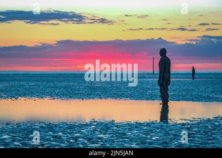 Un fer à repasser à l'autre endroit d'Anthony Gormley à Crosby, en Angleterre, au coucher du soleil Banque D'Images