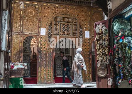 Personnes marchant à proximité de Zaouia Moulay Driss dans l'ancienne médina de Fès Banque D'Images