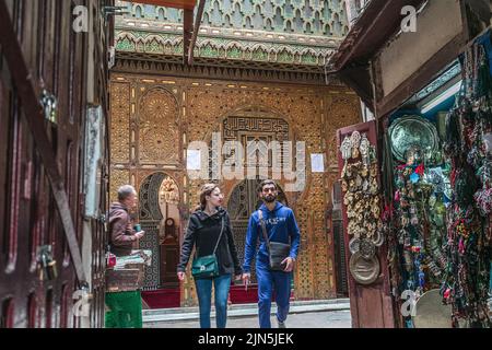 Personnes marchant à proximité de Zaouia Moulay Driss dans l'ancienne médina de Fès Banque D'Images