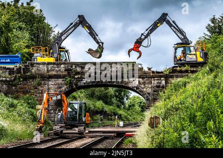 Les cheminots construisent de nouveaux chemins de fer et descendent des ponts Banque D'Images