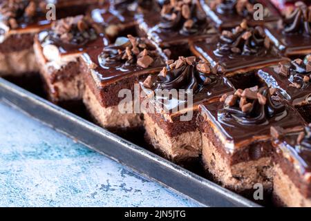 Tartelette au chocolat. Petit gâteau au chocolat, frais du four, dans une plaque de gros plan Banque D'Images