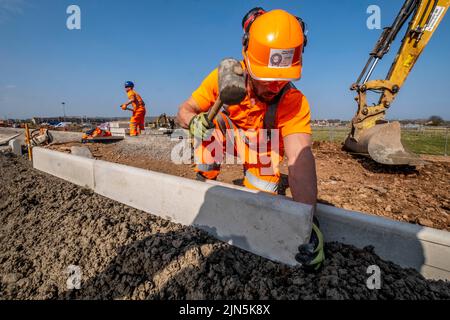 Les cheminots construisent de nouveaux chemins de fer et descendent des ponts Banque D'Images