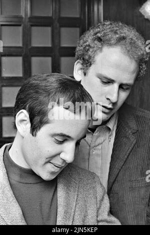 SIMON ET GARFUNKEL duo américain en 1967 avec Paul Simon à gauche et Art Garfunkel Banque D'Images