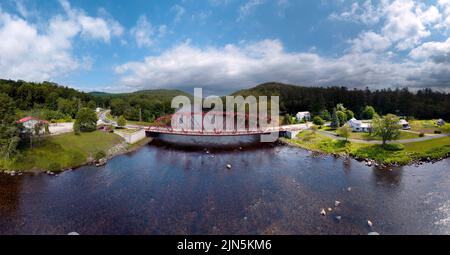 Vue aérienne de l'Hudson River dans le nord de l'État de New York, pont Riparius. 12 juillet 2022 Banque D'Images