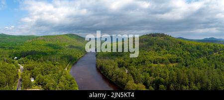 Vue aérienne de l'Hudson River dans les Adirondacks, dans le nord de l'État de New York. 7 juillet 2022 Banque D'Images