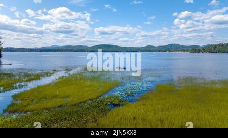 Vue aérienne du lac Pleasant dans le spéculateur, New York avec couple en canoë. 10 juillet 2022 Banque D'Images