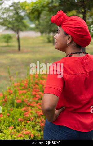 Femme afro-colombienne confiante dans le parc Banque D'Images