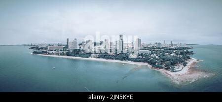 Vue panoramique depuis la confortable plage de Pattaya Banque D'Images