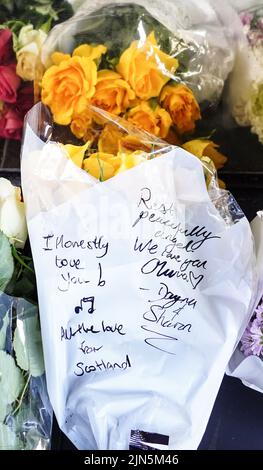 Les hommages floraux à Olivia Newton-John, qui est décédée à l'âge de 73 ans, sont laissés à l'extérieur du Dominion Theatre de Londres. Date de la photo: Mardi 9 août 2022. Banque D'Images