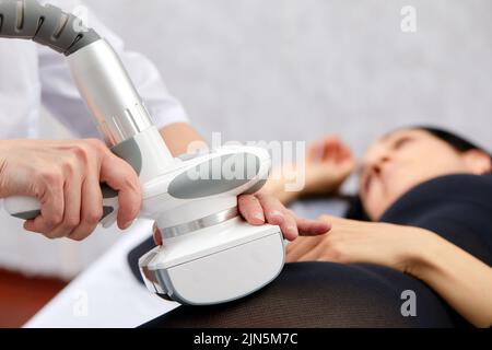 La femme reçoit un massage GPL pour enlever la cellulite de son corps, pour lever les jambes. Salon de beauté concept. Banque D'Images