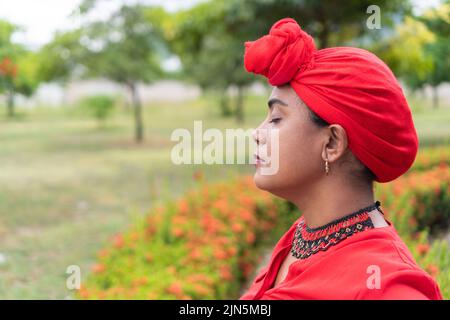 Belle femme afro-américaine en vêtements afro-typiques Banque D'Images
