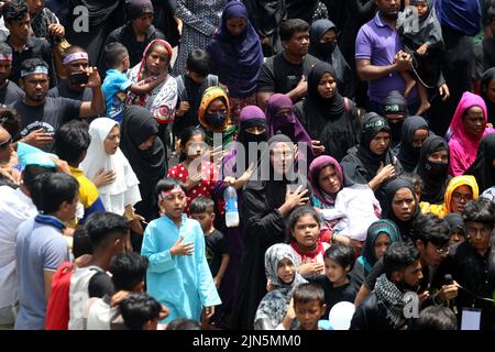 Des milliers de personnes de la communauté chiite au Bangladesh ont pris part aux processions de Tazia à l'occasion de la sainte Ashura, Des dévots ont été vus se rassembler dans les locaux de Hussaini Dalan à Dhaka pour marquer le jour Saint.le Président Abdul Hamid et le Premier Ministre Sheikh Hasina ont émis des messages séparés à cette occasion pour les citoyens. En ce jour de l’année Hijri de 61, Hazrat Imam Hussain, petit-fils du prophète Hazrat Muhammad (PBUH), avec ses membres de la famille et ses 72 disciples, a embrassé le martyre entre les mains des soldats de Yazid sur Karbala maidan en Irak pour le défendre Banque D'Images