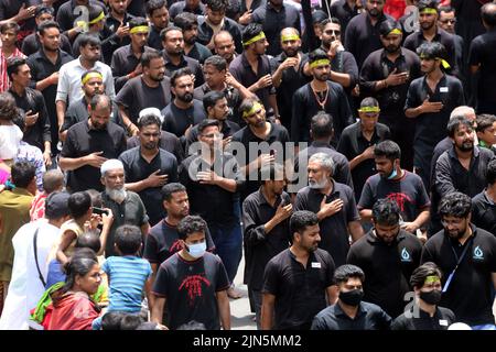 Des milliers de personnes de la communauté chiite au Bangladesh ont pris part aux processions de Tazia à l'occasion de la sainte Ashura, Des dévots ont été vus se rassembler dans les locaux de Hussaini Dalan à Dhaka pour marquer le jour Saint.le Président Abdul Hamid et le Premier Ministre Sheikh Hasina ont émis des messages séparés à cette occasion pour les citoyens. En ce jour de l’année Hijri de 61, Hazrat Imam Hussain, petit-fils du prophète Hazrat Muhammad (PBUH), avec ses membres de la famille et ses 72 disciples, a embrassé le martyre entre les mains des soldats de Yazid sur Karbala maidan en Irak pour le défendre Banque D'Images