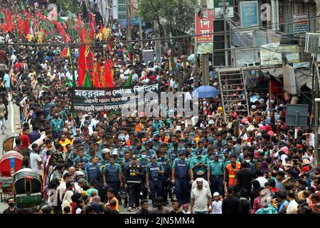 Des milliers de personnes de la communauté chiite au Bangladesh ont pris part aux processions de Tazia à l'occasion de la sainte Ashura, Des dévots ont été vus se rassembler dans les locaux de Hussaini Dalan à Dhaka pour marquer le jour Saint.le Président Abdul Hamid et le Premier Ministre Sheikh Hasina ont émis des messages séparés à cette occasion pour les citoyens. En ce jour de l’année Hijri de 61, Hazrat Imam Hussain, petit-fils du prophète Hazrat Muhammad (PBUH), avec ses membres de la famille et ses 72 disciples, a embrassé le martyre entre les mains des soldats de Yazid sur Karbala maidan en Irak pour le défendre Banque D'Images