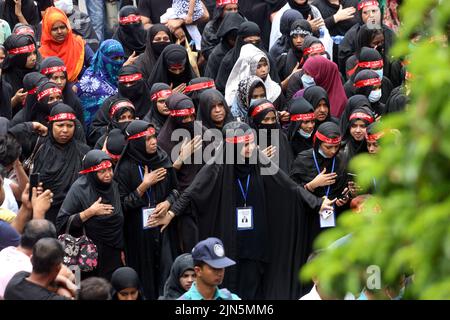 Des milliers de personnes de la communauté chiite au Bangladesh ont pris part aux processions de Tazia à l'occasion de la sainte Ashura, Des dévots ont été vus se rassembler dans les locaux de Hussaini Dalan à Dhaka pour marquer le jour Saint.le Président Abdul Hamid et le Premier Ministre Sheikh Hasina ont émis des messages séparés à cette occasion pour les citoyens. En ce jour de l’année Hijri de 61, Hazrat Imam Hussain, petit-fils du prophète Hazrat Muhammad (PBUH), avec ses membres de la famille et ses 72 disciples, a embrassé le martyre entre les mains des soldats de Yazid sur Karbala maidan en Irak pour le défendre Banque D'Images