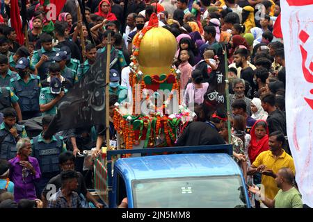 Des milliers de personnes de la communauté chiite au Bangladesh ont pris part aux processions de Tazia à l'occasion de la sainte Ashura, Des dévots ont été vus se rassembler dans les locaux de Hussaini Dalan à Dhaka pour marquer le jour Saint.le Président Abdul Hamid et le Premier Ministre Sheikh Hasina ont émis des messages séparés à cette occasion pour les citoyens. En ce jour de l’année Hijri de 61, Hazrat Imam Hussain, petit-fils du prophète Hazrat Muhammad (PBUH), avec ses membres de la famille et ses 72 disciples, a embrassé le martyre entre les mains des soldats de Yazid sur Karbala maidan en Irak pour le défendre Banque D'Images