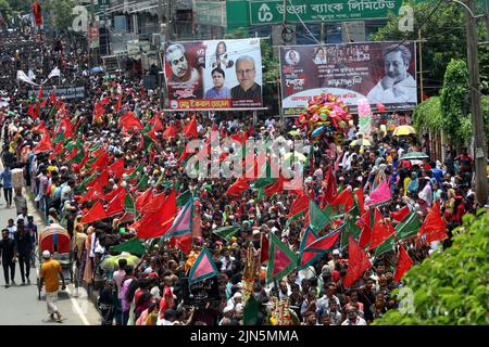 Des milliers de personnes de la communauté chiite au Bangladesh ont pris part aux processions de Tazia à l'occasion de la sainte Ashura, Des dévots ont été vus se rassembler dans les locaux de Hussaini Dalan à Dhaka pour marquer le jour Saint.le Président Abdul Hamid et le Premier Ministre Sheikh Hasina ont émis des messages séparés à cette occasion pour les citoyens. En ce jour de l’année Hijri de 61, Hazrat Imam Hussain, petit-fils du prophète Hazrat Muhammad (PBUH), avec ses membres de la famille et ses 72 disciples, a embrassé le martyre entre les mains des soldats de Yazid sur Karbala maidan en Irak pour le défendre Banque D'Images