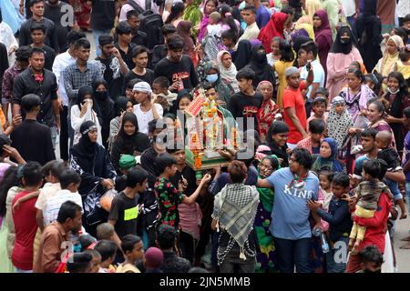 Des milliers de personnes de la communauté chiite au Bangladesh ont pris part aux processions de Tazia à l'occasion de la sainte Ashura, Des dévots ont été vus se rassembler dans les locaux de Hussaini Dalan à Dhaka pour marquer le jour Saint.le Président Abdul Hamid et le Premier Ministre Sheikh Hasina ont émis des messages séparés à cette occasion pour les citoyens. En ce jour de l’année Hijri de 61, Hazrat Imam Hussain, petit-fils du prophète Hazrat Muhammad (PBUH), avec ses membres de la famille et ses 72 disciples, a embrassé le martyre entre les mains des soldats de Yazid sur Karbala maidan en Irak pour le défendre Banque D'Images