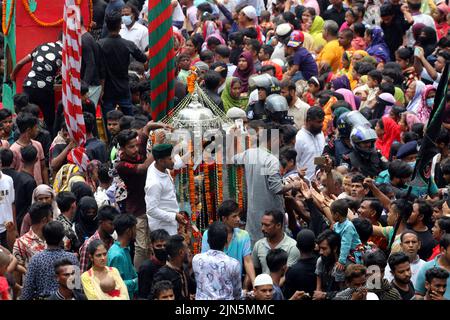 Des milliers de personnes de la communauté chiite au Bangladesh ont pris part aux processions de Tazia à l'occasion de la sainte Ashura, Des dévots ont été vus se rassembler dans les locaux de Hussaini Dalan à Dhaka pour marquer le jour Saint.le Président Abdul Hamid et le Premier Ministre Sheikh Hasina ont émis des messages séparés à cette occasion pour les citoyens. En ce jour de l’année Hijri de 61, Hazrat Imam Hussain, petit-fils du prophète Hazrat Muhammad (PBUH), avec ses membres de la famille et ses 72 disciples, a embrassé le martyre entre les mains des soldats de Yazid sur Karbala maidan en Irak pour le défendre Banque D'Images