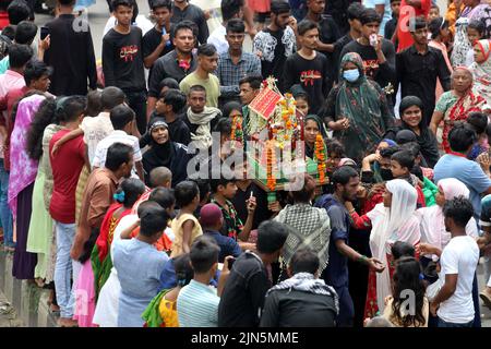 Des milliers de personnes de la communauté chiite au Bangladesh ont pris part aux processions de Tazia à l'occasion de la sainte Ashura, Des dévots ont été vus se rassembler dans les locaux de Hussaini Dalan à Dhaka pour marquer le jour Saint.le Président Abdul Hamid et le Premier Ministre Sheikh Hasina ont émis des messages séparés à cette occasion pour les citoyens. En ce jour de l’année Hijri de 61, Hazrat Imam Hussain, petit-fils du prophète Hazrat Muhammad (PBUH), avec ses membres de la famille et ses 72 disciples, a embrassé le martyre entre les mains des soldats de Yazid sur Karbala maidan en Irak pour le défendre Banque D'Images