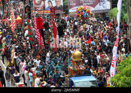 Des milliers de personnes de la communauté chiite au Bangladesh ont pris part aux processions de Tazia à l'occasion de la sainte Ashura, Des dévots ont été vus se rassembler dans les locaux de Hussaini Dalan à Dhaka pour marquer le jour Saint.le Président Abdul Hamid et le Premier Ministre Sheikh Hasina ont émis des messages séparés à cette occasion pour les citoyens. En ce jour de l’année Hijri de 61, Hazrat Imam Hussain, petit-fils du prophète Hazrat Muhammad (PBUH), avec ses membres de la famille et ses 72 disciples, a embrassé le martyre entre les mains des soldats de Yazid sur Karbala maidan en Irak pour le défendre Banque D'Images