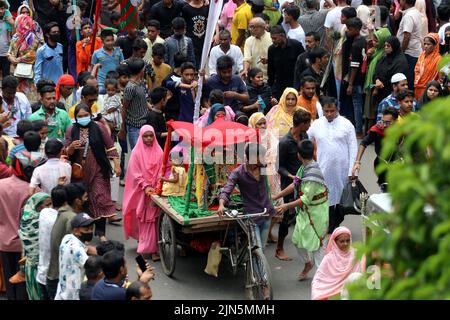 Des milliers de personnes de la communauté chiite au Bangladesh ont pris part aux processions de Tazia à l'occasion de la sainte Ashura, Des dévots ont été vus se rassembler dans les locaux de Hussaini Dalan à Dhaka pour marquer le jour Saint.le Président Abdul Hamid et le Premier Ministre Sheikh Hasina ont émis des messages séparés à cette occasion pour les citoyens. En ce jour de l’année Hijri de 61, Hazrat Imam Hussain, petit-fils du prophète Hazrat Muhammad (PBUH), avec ses membres de la famille et ses 72 disciples, a embrassé le martyre entre les mains des soldats de Yazid sur Karbala maidan en Irak pour le défendre Banque D'Images