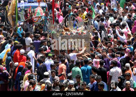 Des milliers de personnes de la communauté chiite au Bangladesh ont pris part aux processions de Tazia à l'occasion de la sainte Ashura, Des dévots ont été vus se rassembler dans les locaux de Hussaini Dalan à Dhaka pour marquer le jour Saint.le Président Abdul Hamid et le Premier Ministre Sheikh Hasina ont émis des messages séparés à cette occasion pour les citoyens. En ce jour de l’année Hijri de 61, Hazrat Imam Hussain, petit-fils du prophète Hazrat Muhammad (PBUH), avec ses membres de la famille et ses 72 disciples, a embrassé le martyre entre les mains des soldats de Yazid sur Karbala maidan en Irak pour le défendre Banque D'Images