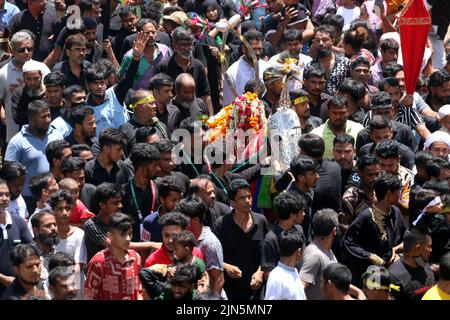 Des milliers de personnes de la communauté chiite au Bangladesh ont pris part aux processions de Tazia à l'occasion de la sainte Ashura, Des dévots ont été vus se rassembler dans les locaux de Hussaini Dalan à Dhaka pour marquer le jour Saint.le Président Abdul Hamid et le Premier Ministre Sheikh Hasina ont émis des messages séparés à cette occasion pour les citoyens. En ce jour de l’année Hijri de 61, Hazrat Imam Hussain, petit-fils du prophète Hazrat Muhammad (PBUH), avec ses membres de la famille et ses 72 disciples, a embrassé le martyre entre les mains des soldats de Yazid sur Karbala maidan en Irak pour le défendre Banque D'Images