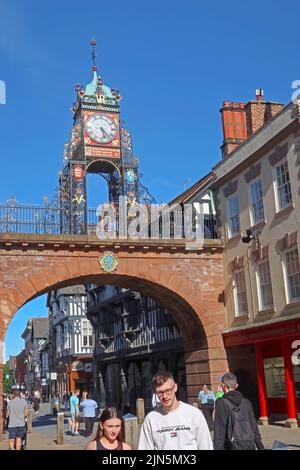 Un jour d'été chargé, Eastgate montrant l'horloge victorienne 1897 Turret et les murs de la ville pont de l'arche géorgienne, Chester, Cheshire, Angleterre, Royaume-Uni, CH1 1LE Banque D'Images