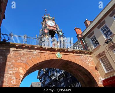 Un jour d'été chargé, Eastgate montrant l'horloge victorienne 1897 Turret et les murs de la ville pont de l'arche géorgienne, Chester, Cheshire, Angleterre, Royaume-Uni, CH1 1LE Banque D'Images