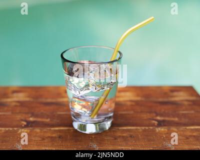 Verre d'eau pure avec glaçons dans un environnement tropical, rendu 3D Banque D'Images