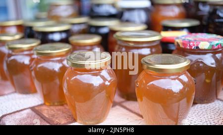 Beaucoup de jus de pomme fait maison dans des pots de gros Banque D'Images