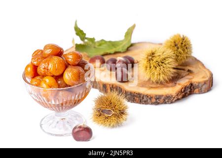 Dessert de châtaignes et châtaignes sur une assiette.Délicieux dessert turc traditionnel ; bonbons à la châtaigne (Kestane Sekeri) Banque D'Images