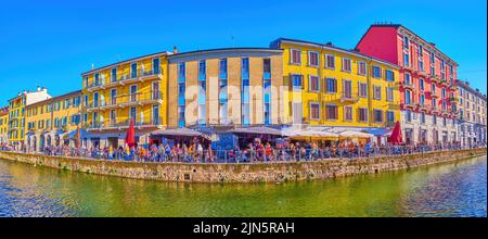 MILAN, ITALIE - 9 AVRIL 2022: Panorama du canal Naviglio Grande avec la foule et les maisons colorées sur son remblai, quartier Navigli, sur 9 avril in Banque D'Images