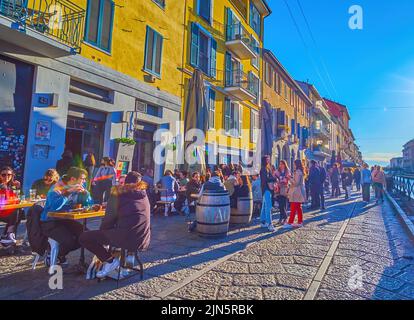 MILAN, ITALIE - 9 AVRIL 2022 : la zone de détente du canal Naviglio Grande donne vie après la tombée de la nuit, sur 9 avril à Milan, en Italie Banque D'Images