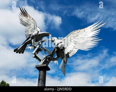 Malvern Buzzards sculpture de Walterty Pytel dans les jardins de Rosebank Great Malvern Worcestershire Angleterre Banque D'Images