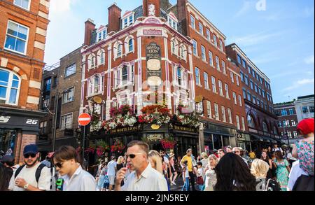 Scène de rue à Londres, Angleterre, Royaume-Uni avec le pub White Lion en arrière-plan dans Covent Gardens Banque D'Images