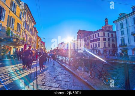 MILAN, ITALIE - 9 AVRIL 2022 : le coucher de soleil sur le canal Naviglio Grande, bordé de maisons colorées avec restaurants, bars et magasins, sur 9 avril i Banque D'Images