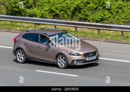 2014 Bronze VOLVO V40 D2 115 CROSS COUNTRY lux NAV 1560cc Diesel Hatchback Arrêt de démarrage manuel à 6 vitesses ; sur l'autoroute M6, Royaume-Uni Banque D'Images