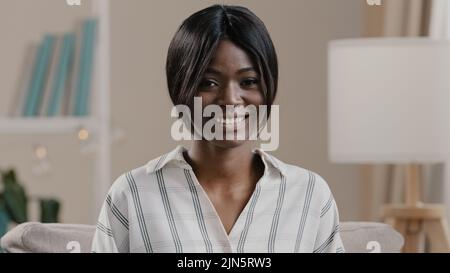 Portrait de femme heureuse satisfaite femme client souriant regardant l'appareil photo motivé afro-américaine femme étudiant modèle posant intérieur modeste mignon Banque D'Images
