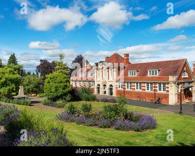 Malvern Bibliothèque et jardins sur Graham Road dans le Grand Malvern Worcestershire Angleterre Banque D'Images