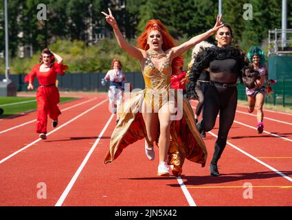 Édimbourg, Écosse, Royaume-Uni. 9th août 2022. Drag reines de plusieurs spectacles dans le cadre de l'Edinburgh Fringe 2022 Toake part dans une course de drag sur la piste de course au stade Meadowbank réaménagé à Édimbourg aujourd'hui. De la gauche; Kate Butch, Dixie Longate, Belle du ball, Nastia, Captain Kidd, Iain Masterton/Alay Live News Banque D'Images