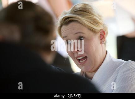 Berlin, Allemagne. 09th août 2022. Franziska Giffey (SPD), maire de Berlin, effectue une tournée « formation dans les métiers » à travers la capitale et s'entretient avec des apprentis au chantier de formation Fachgemeinschaft Bau à Marienfelde. Credit: Wolfgang Kumm/dpa/Alay Live News Banque D'Images