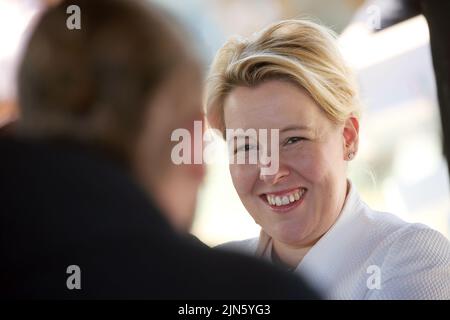 Berlin, Allemagne. 09th août 2022. Franziska Giffey (SPD), maire de Berlin, effectue une tournée « formation dans les métiers » à travers la capitale et s'entretient avec des apprentis au chantier de formation Fachgemeinschaft Bau à Marienfelde. Credit: Wolfgang Kumm/dpa/Alay Live News Banque D'Images