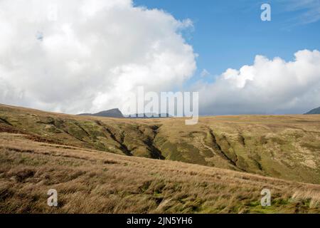 Nuage passant par le sommet de Beinn Tarsuinn vu du sommet de la chaîne Arran Nord Ayrshire Ecosse Banque D'Images