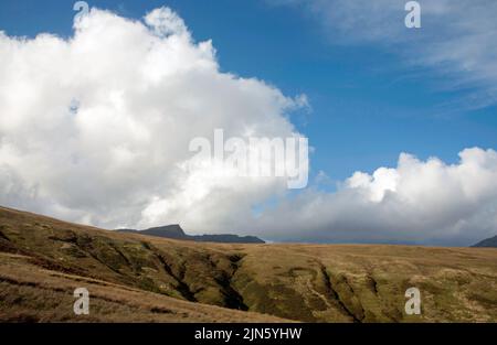 Nuage passant par le sommet de Beinn Tarsuinn vu du sommet de la chaîne Arran Nord Ayrshire Ecosse Banque D'Images