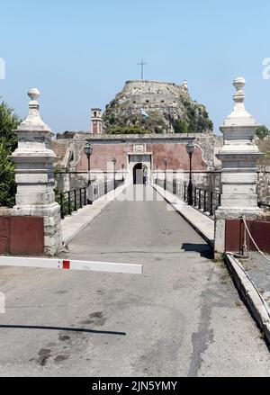 Le pont à la porte principale de l'ancienne forteresse de Corfou en Grèce au-dessus du canal de Contrafossa. La colline de Castel a Terra est visible derrière. Banque D'Images