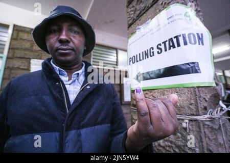 Un homme kenyan montre de l'encre sur son doigt comme un signe qu'il a voté pour les élections générales du Kenya le 9th août 2022, à l'école primaire et secondaire de Sainte-Thérèse à Nairobi. Les électeurs kenyans se dirigent vers les urnes. Ils éliront le président et le vice-président, les gouverneurs de comté et les copains, les membres du Sénat, les représentants de l'Assemblée nationale (y compris les femmes représentant les comtés) et les membres des assemblées de comté. Cette année, le vote aura lieu dans environ 46 232 bureaux de vote. Banque D'Images