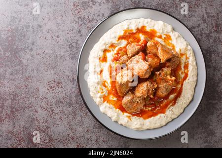 Aliments turcs Hunkar Begendi fait avec aubergine et viande gros plan dans l'assiette sur la table. Vue horizontale du dessus Banque D'Images
